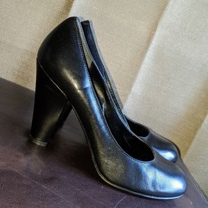 Maripe black leather round toe pump heels